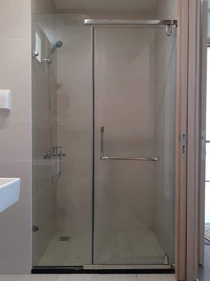 Thiết kế phòng tắm 4m2 với vách kính có tính thẩm mỹ cao