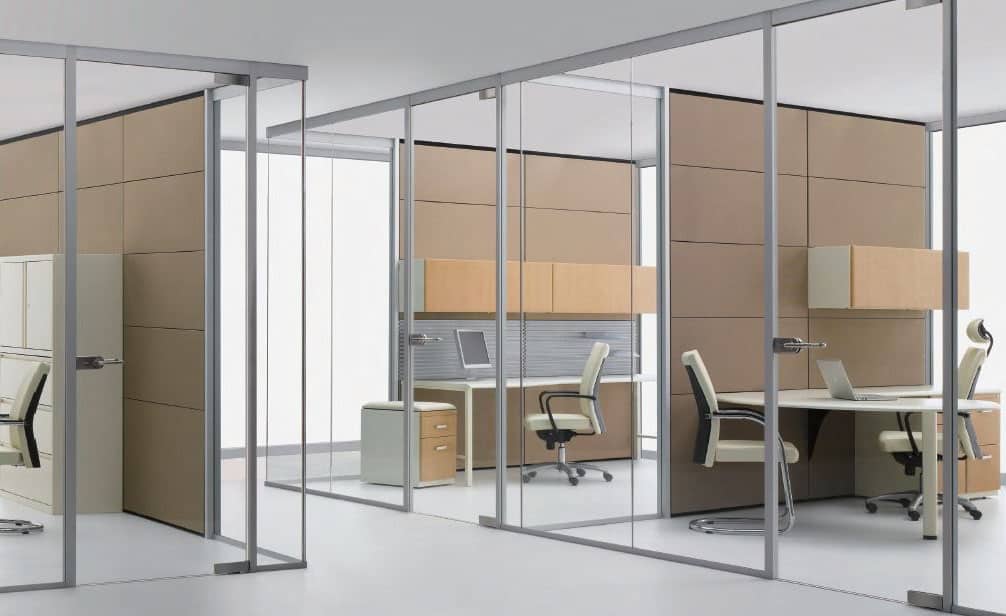 Thiết kế văn phòng hiện đại với vách ngăn và nội thất bằng kính
