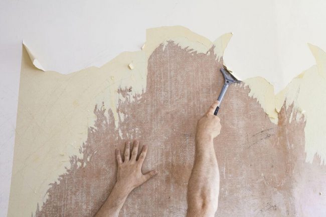 Cách bóc giấy dán tường khi sửa chữa nhà cực kì dễ làm
